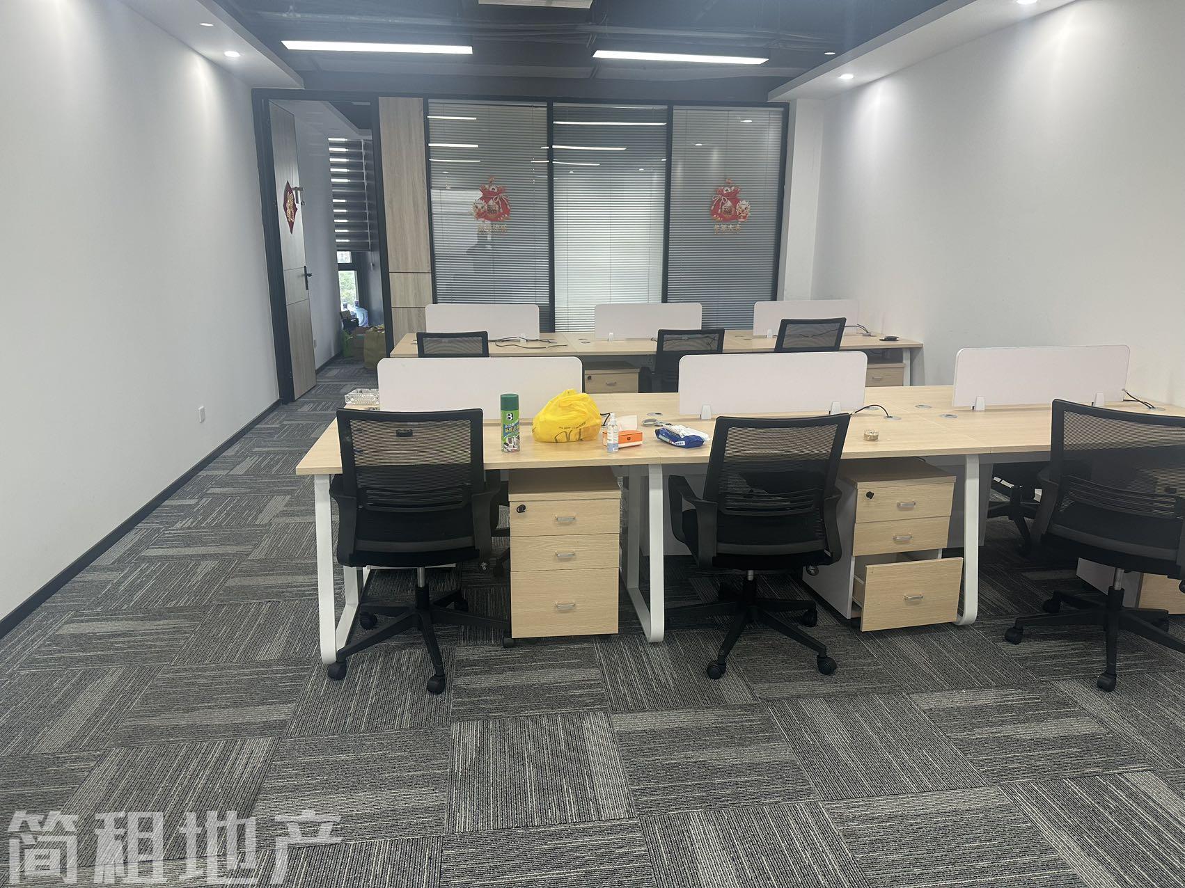 大厅18人 带家具 软件产业基地 业主直租