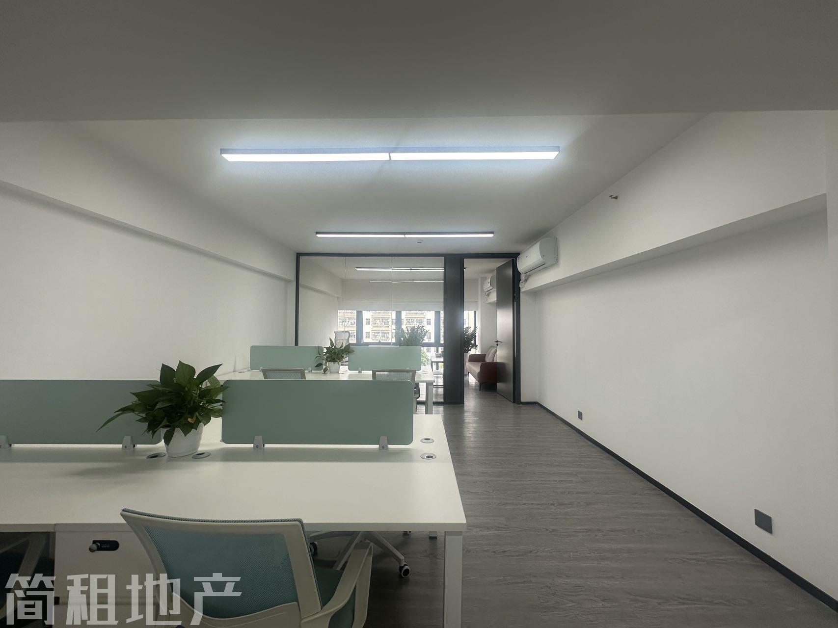 卓汇佳广场，龙华中心区甲级，朝南带家具，全新装修落地窗