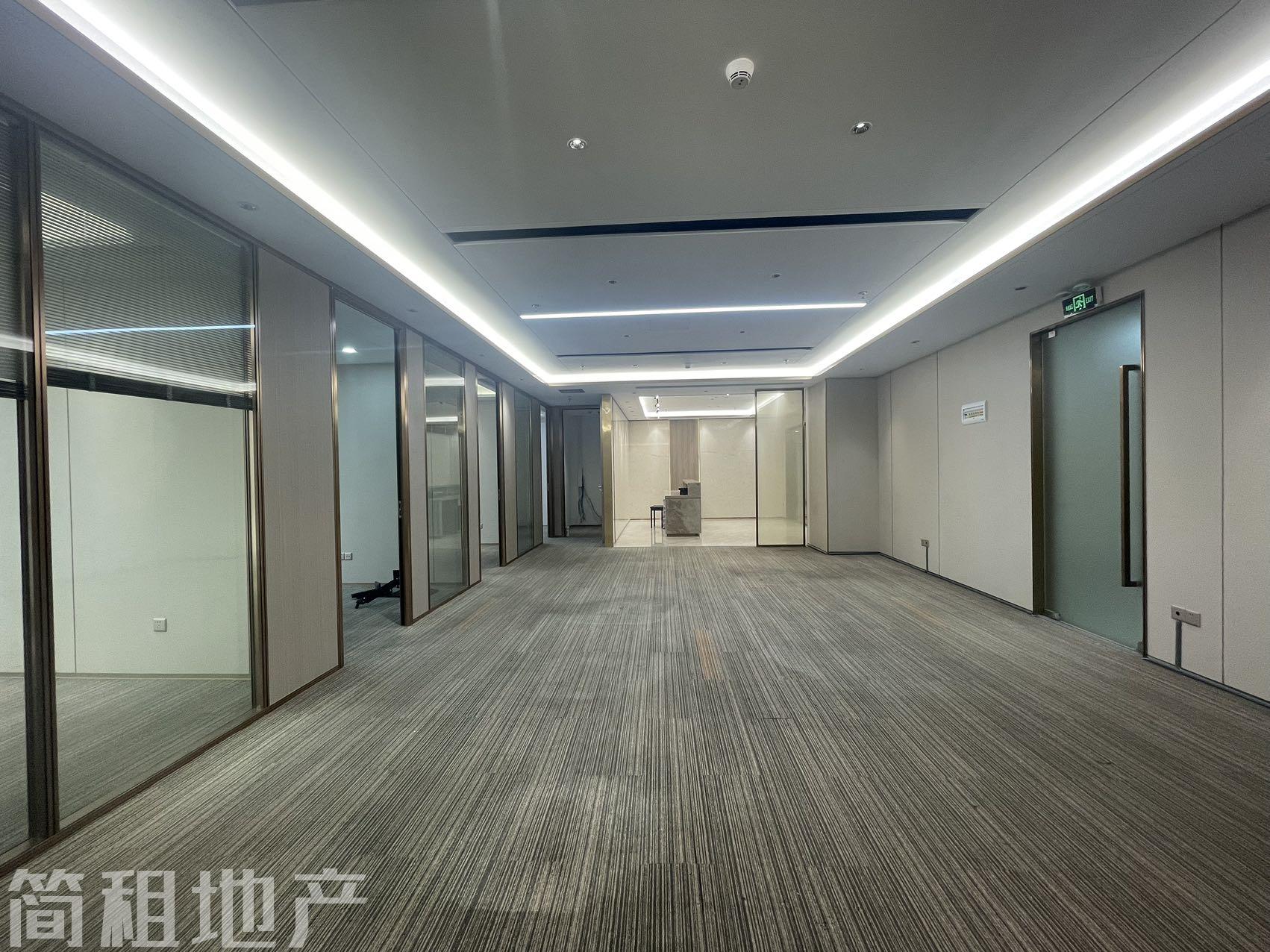 新华保险大厦电梯口200至3000平办公室大小面积均有