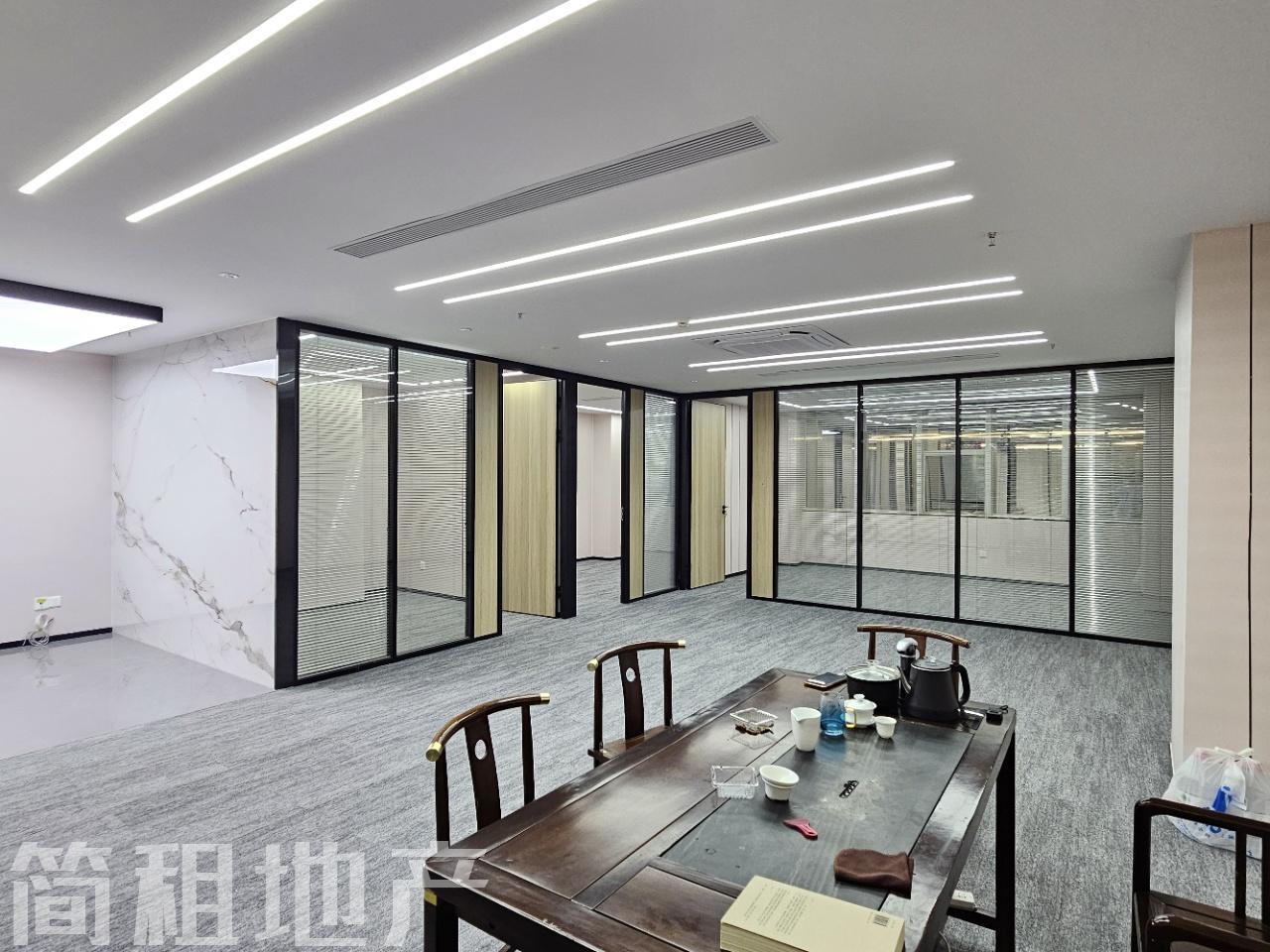 电梯口户型，全新装修，3+1格局，面积247平，朝南向 文蔚大厦