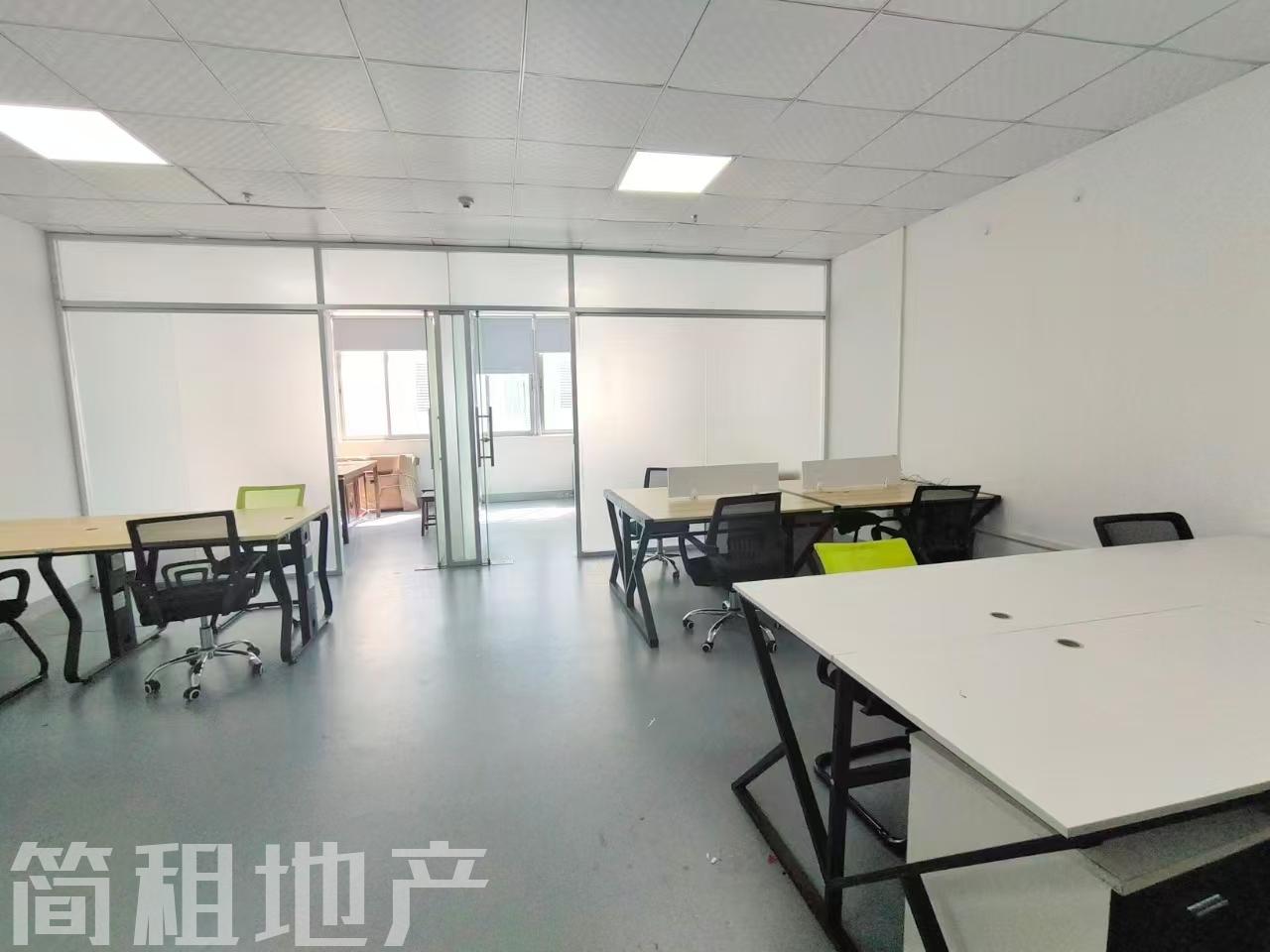 新出 兴东地铁口300米 优创空间 精装120平 2+1 带家私