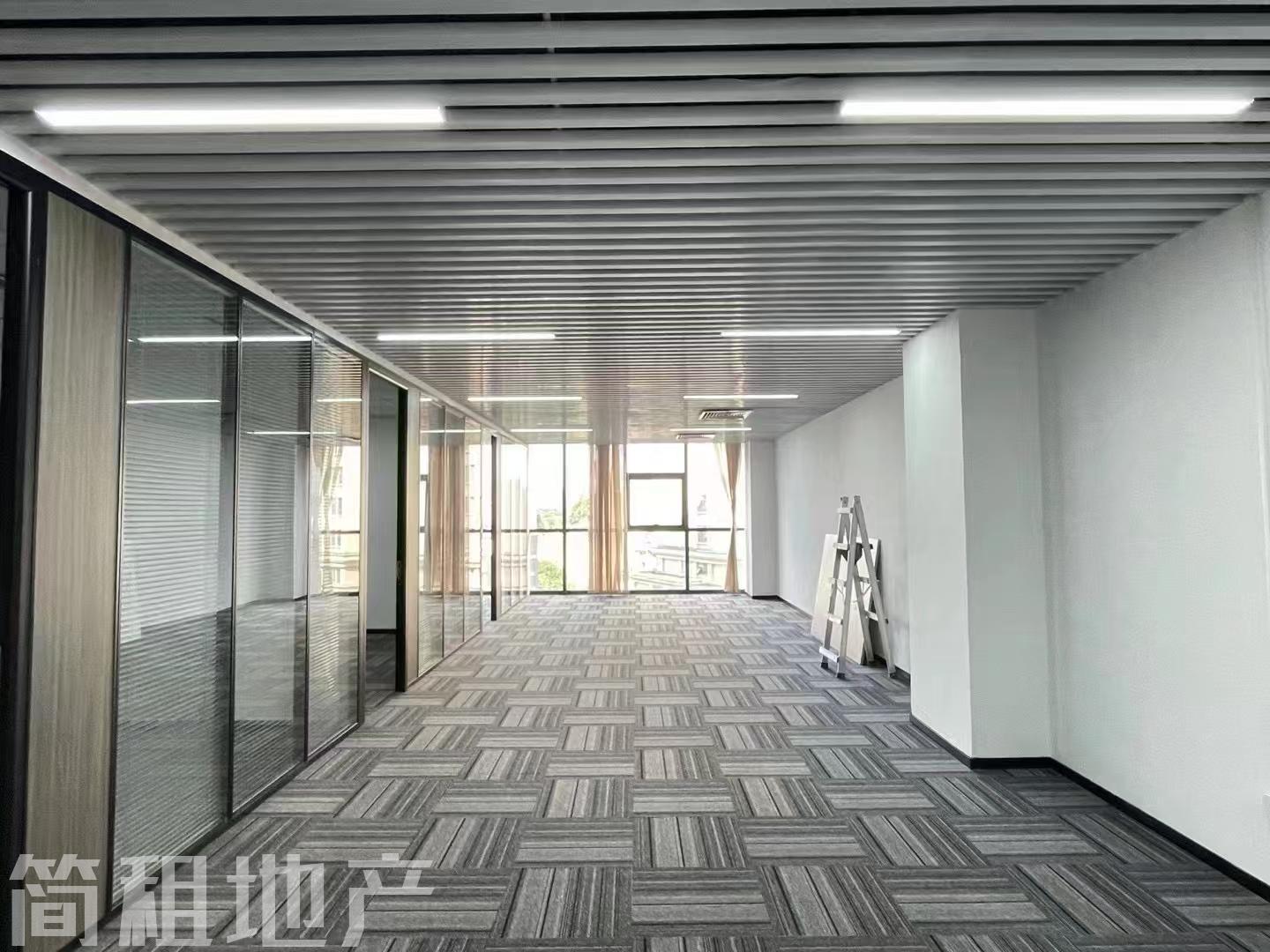 龙华民治 优城商务大厦 精装199平 3+1  大厅可容纳30人