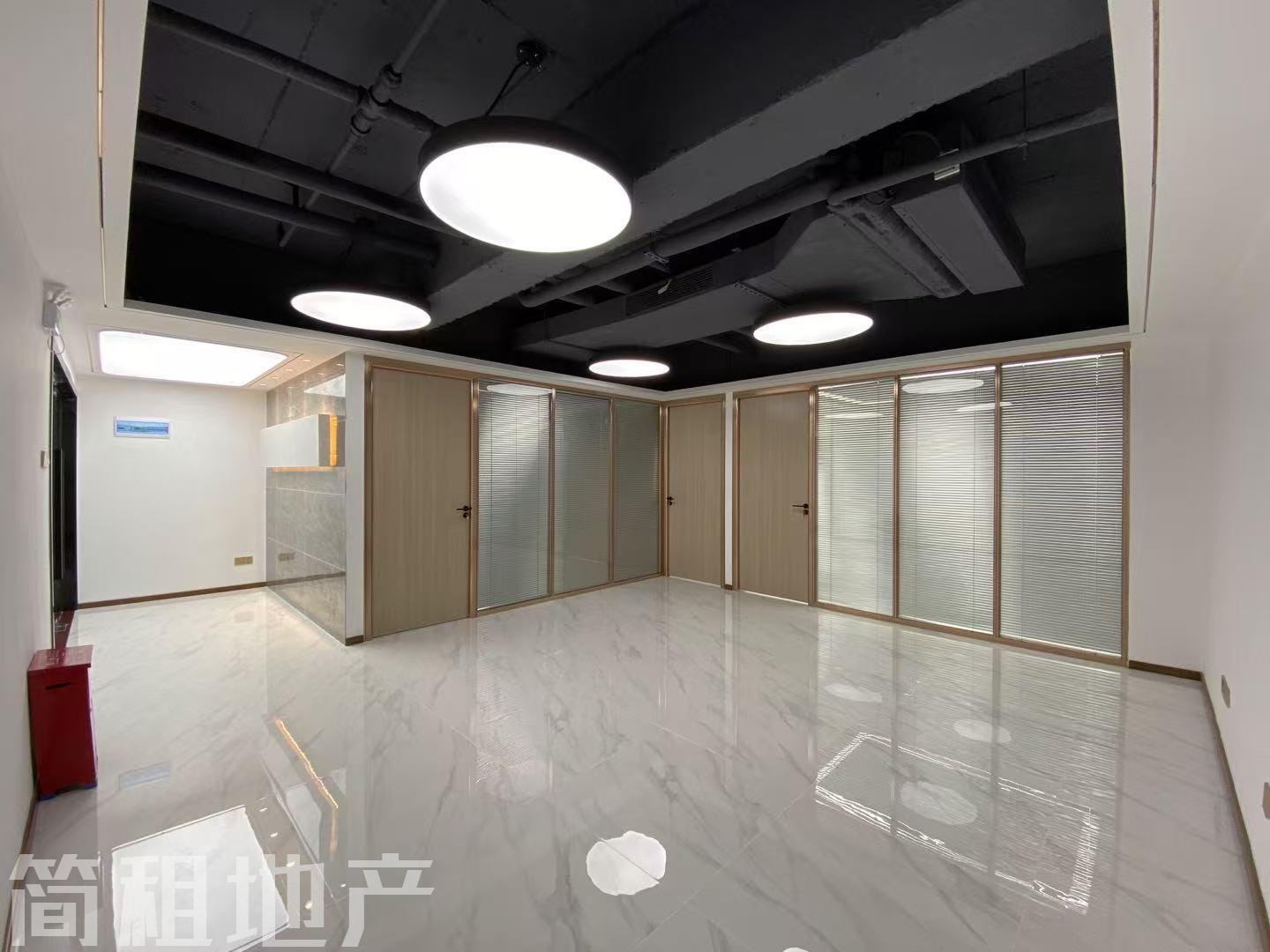 电梯口 正东向看香港 锦峰大厦 精装179平 3+1 免押金 