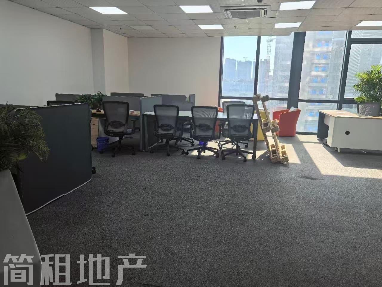 光明凤凰城地铁站 邦凯科技园 精装330平 4+1格局 带家私